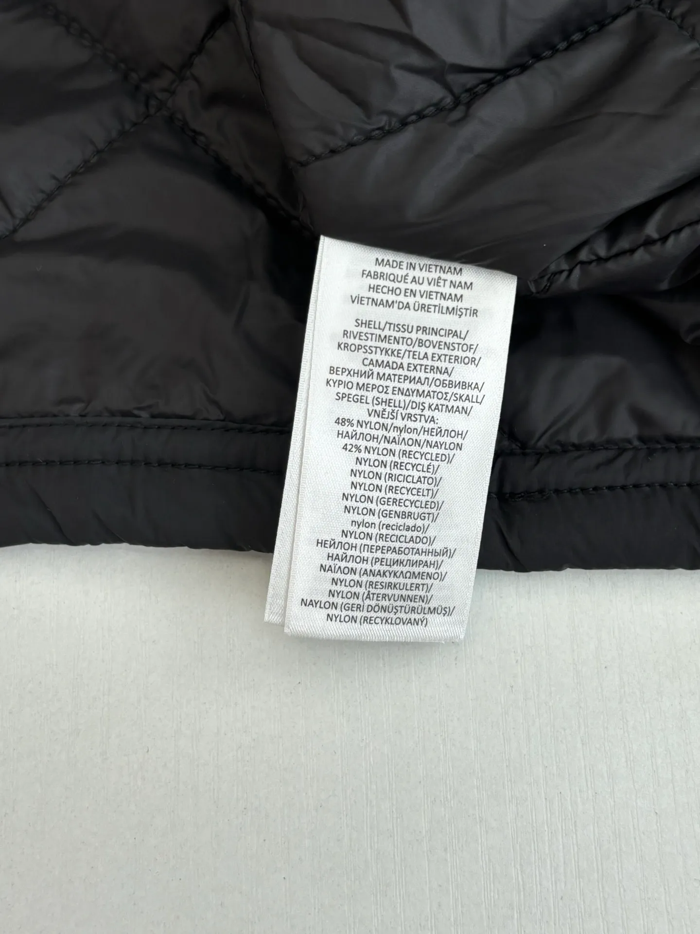 P670 Ralph Laure*/Ralph Lauren 25FW red label thin cotton coach jacket. The surface material is made of high-density nylon taffeta with a density of about 210T-300T. The surface is smooth and slightly matte. It has excellent windproof and waterproof performance (with DWR water-repellent treatment). It has strong wrinkle resistance and is easy to care for. It is in line with the positioning of American casual "durable and practical". Lining: Lightweight cotton-polyester blend lining (65% Polyester + 35% Cotton) Embroidery positioning: Precisely position through the template (12cm from the bottom of the neckline, 8cm from the placket) to ensure left and right symmetry and centering.  Size：S/M/L/XL